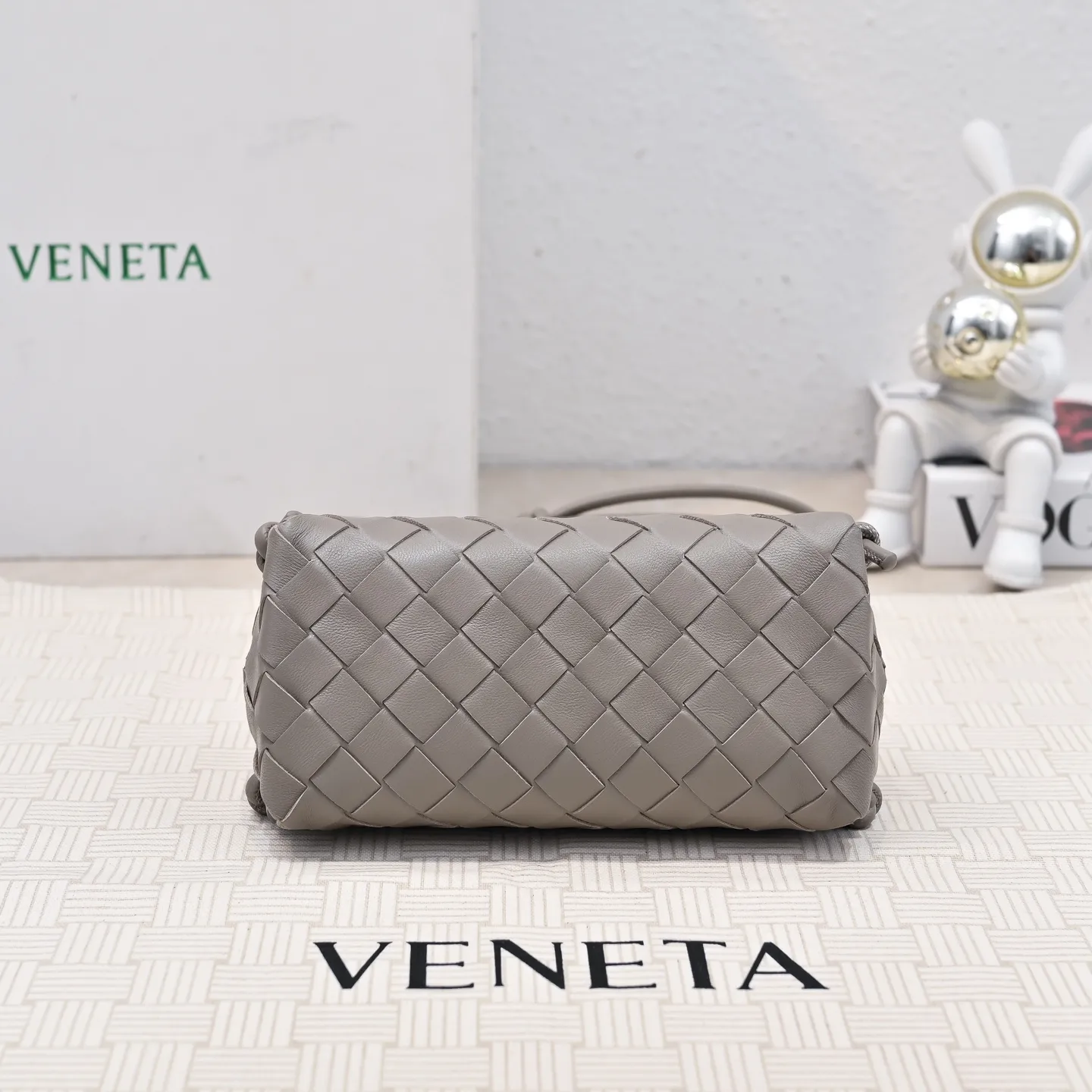Batch 1260 #Bv The new Concert pouch is the most beautiful and practical mini bag I have ever seen 🎈 The bag body adopts the classic lntrecciato weaving process✅ It is equipped with a leather double-headed zipper, the opening is wide, easy to take and put, the shoulder strap knot can be slid to adjust the length freely, that is, 🉑️crossbody/underarm, and can be used as a clutch bag. Small body, large capacity, so practical! The key is that it is extremely versatile! Come and buy this small, exquisite, beautiful and versatile bag 👍 Model: 4258 Size: 18.5*11.5*8.5